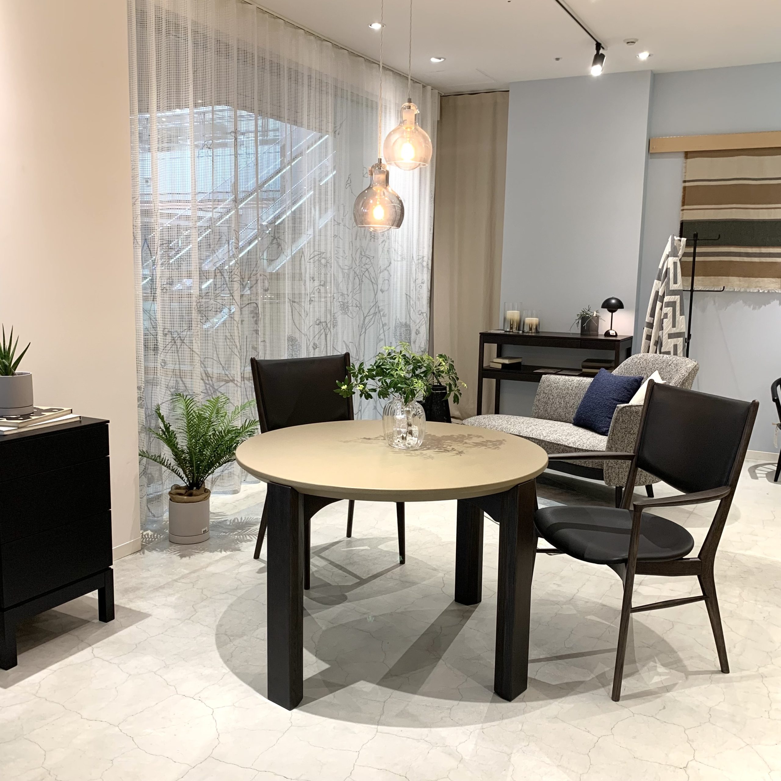 2023 NEW COLLECTION の「SIRASU」ダイニングテーブル。